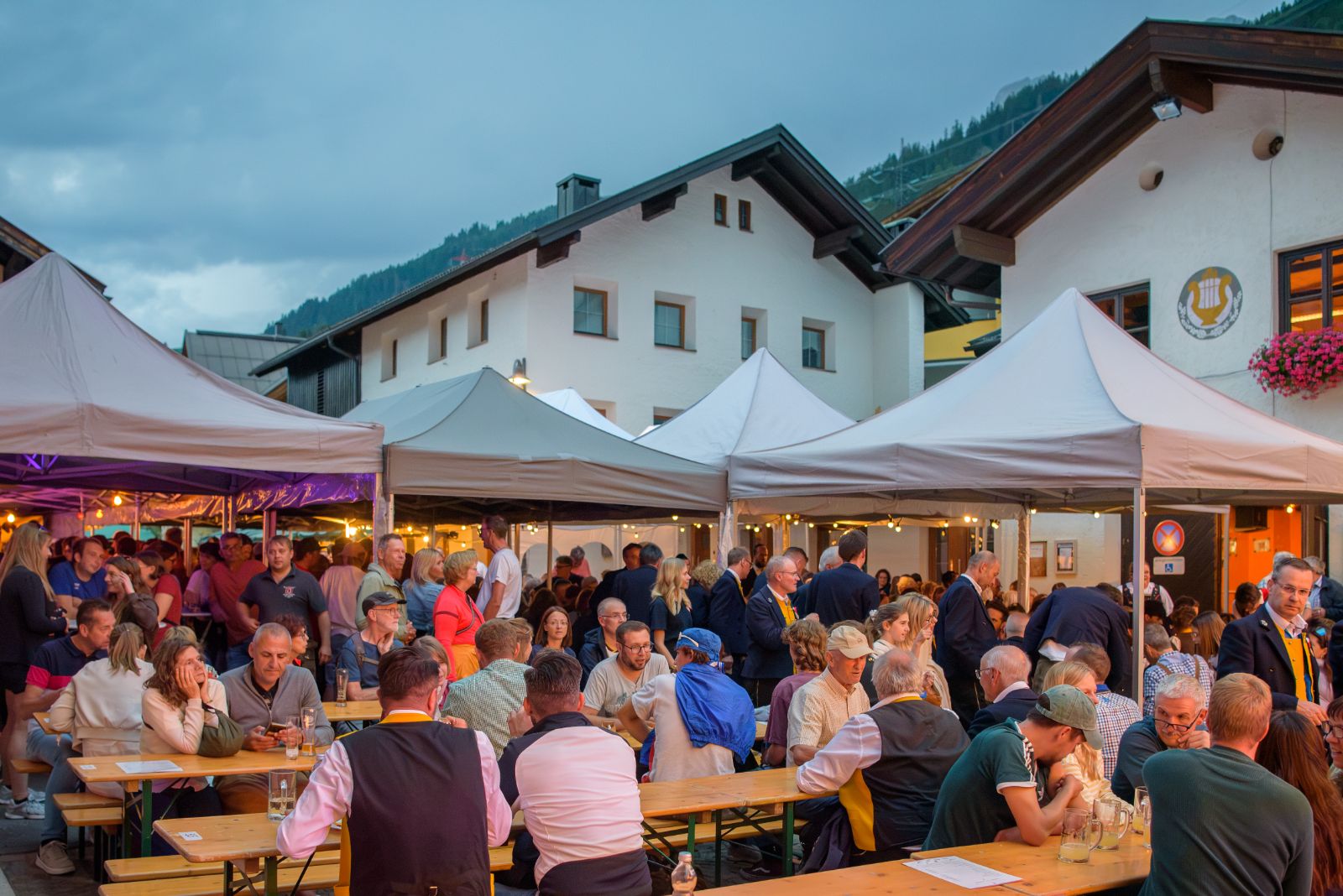 Der Dorfplatz in St. Jakob am Kirchtagabend